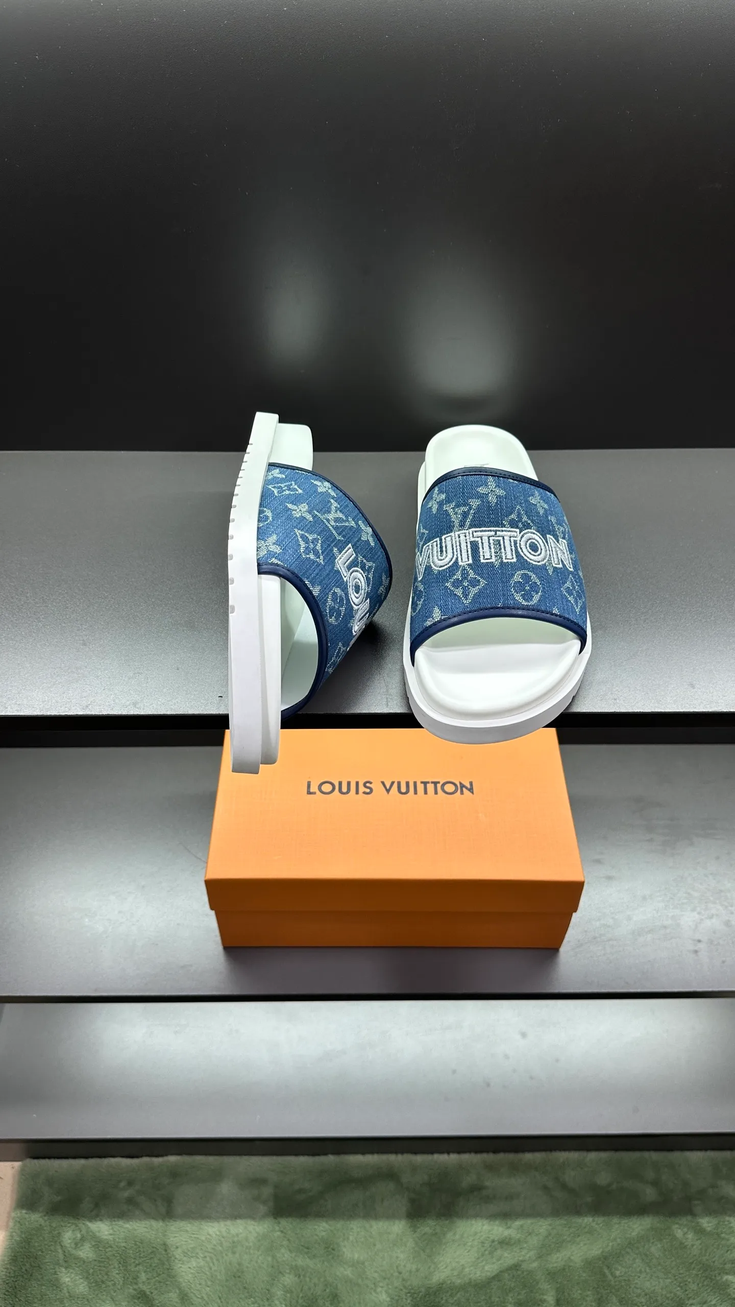 [L Home] P: 300💰Size: 38-45 Top purchasing lv men's summer slippers, classic presbyopia with soft real leather lining, unique color splicing effect, distinctive personality, fashionable and trendy essential style, light and comfortable. Lightweight and tough rubber insole, micro ridged foam outsole, super comfortable!